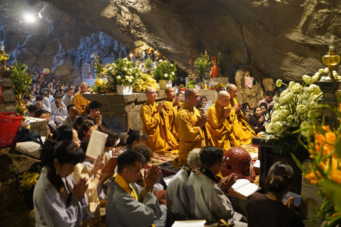 HT.Thích Bảo Nghiêm với năm thứ 47 hạnh nguyện lạy ngũ bách danh tại Động Hương Tích 